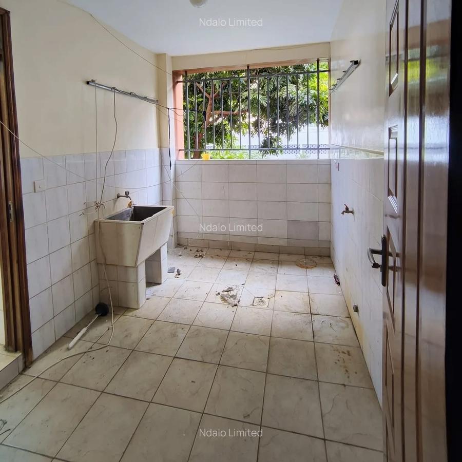 3 Bed Apartment with En Suite at Lavington - 12