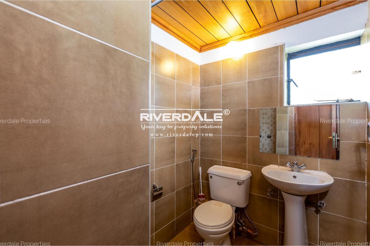 5 Bed House with En Suite in Runda - 12