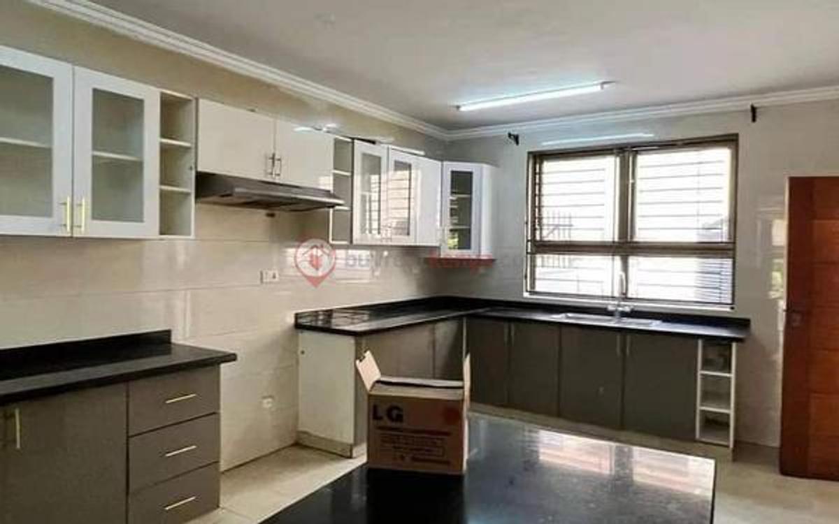 5 Bed Townhouse with En Suite at Lavington - 12