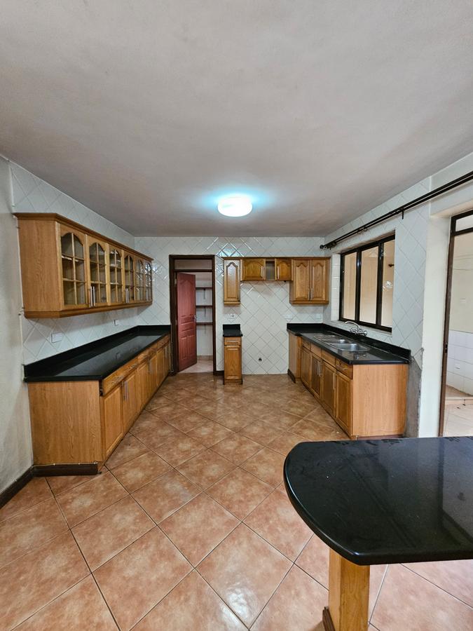 3 Bed Apartment with En Suite at Lavington - 18