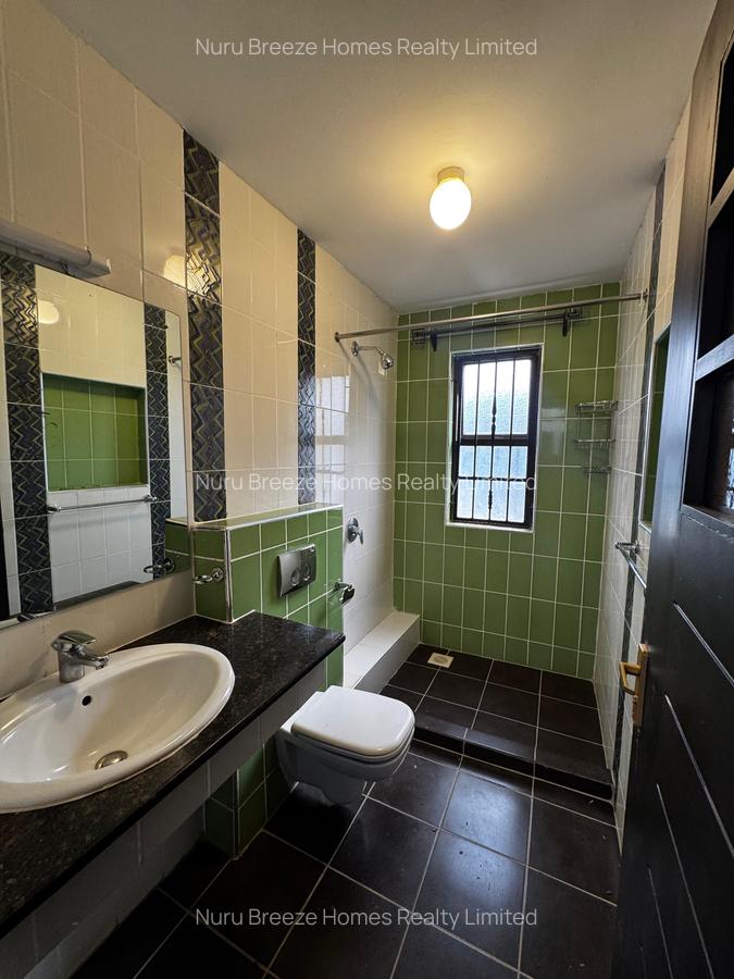 5 Bed House with En Suite in Runda - 12