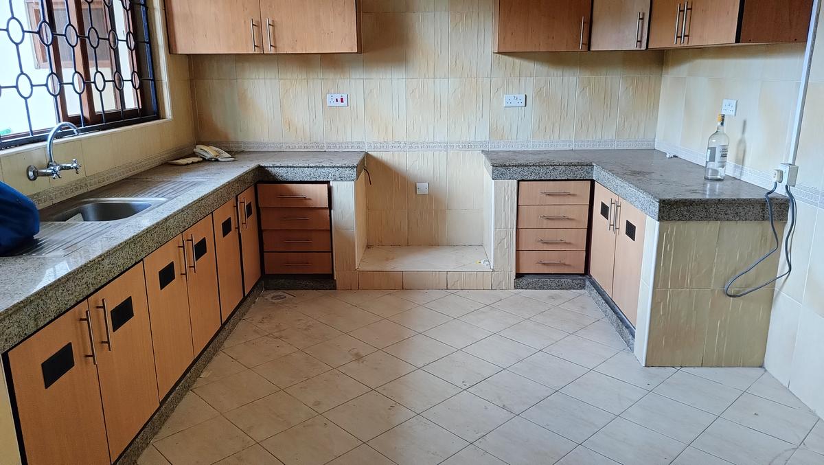 Serviced 3 Bed Apartment with En Suite at Links Road - 8