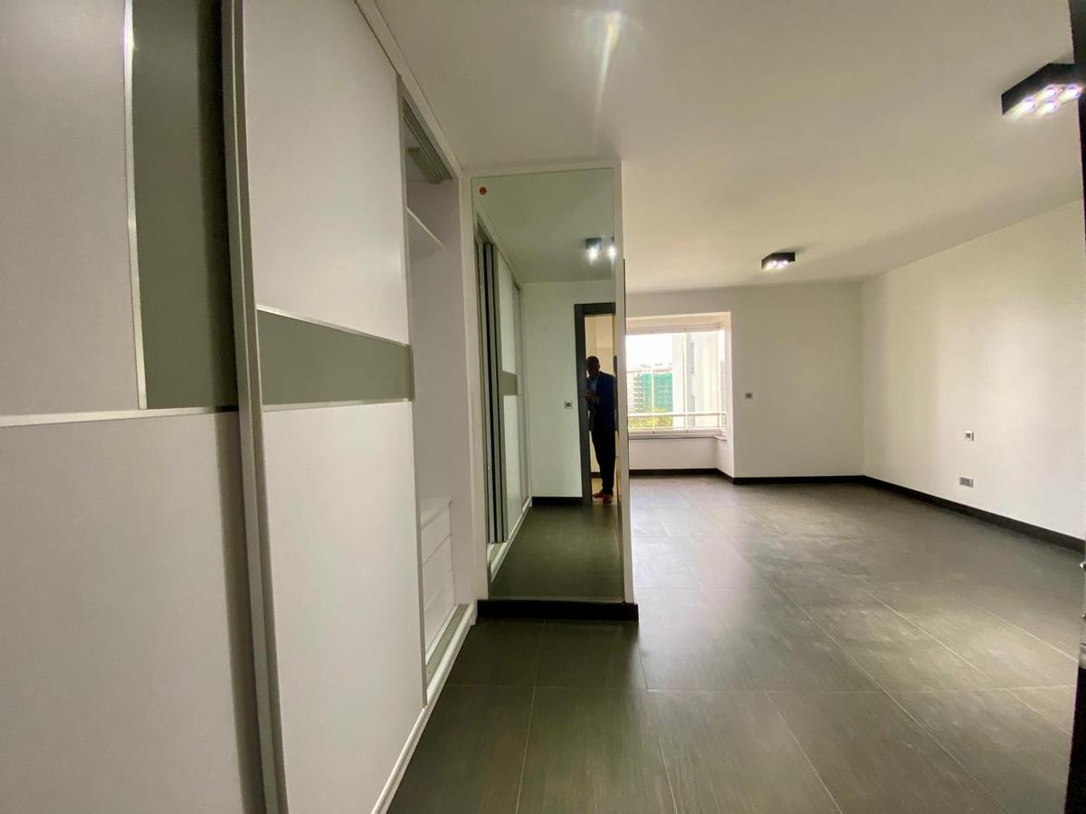 3 Bed Apartment with En Suite in Riverside - 11