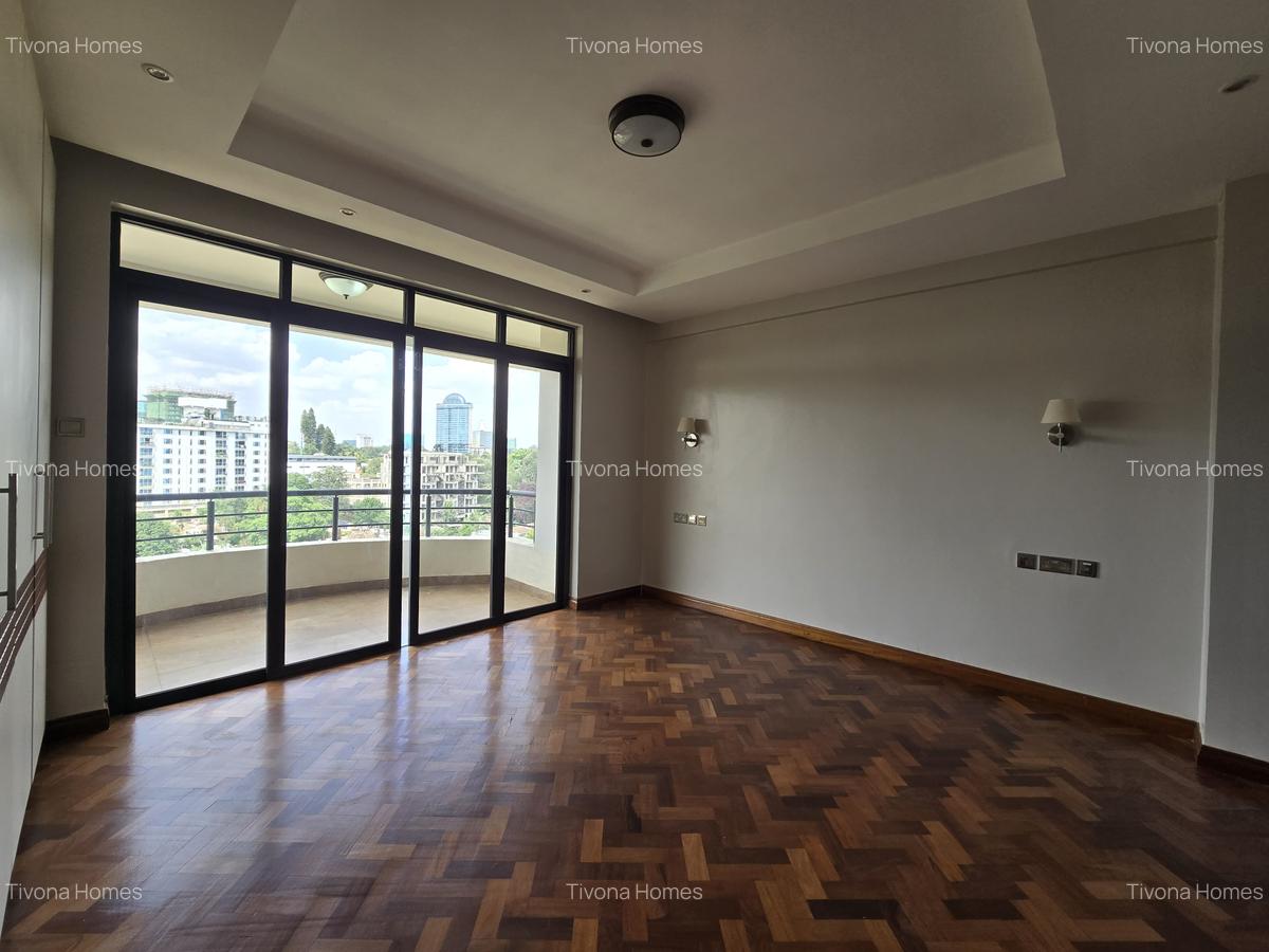 4 Bed Apartment with Swimming Pool in Riverside - 4