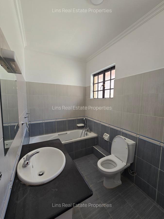 5 Bed Townhouse with En Suite in Lavington - 6