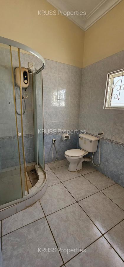 4 Bed House with En Suite at Hr93 - 12