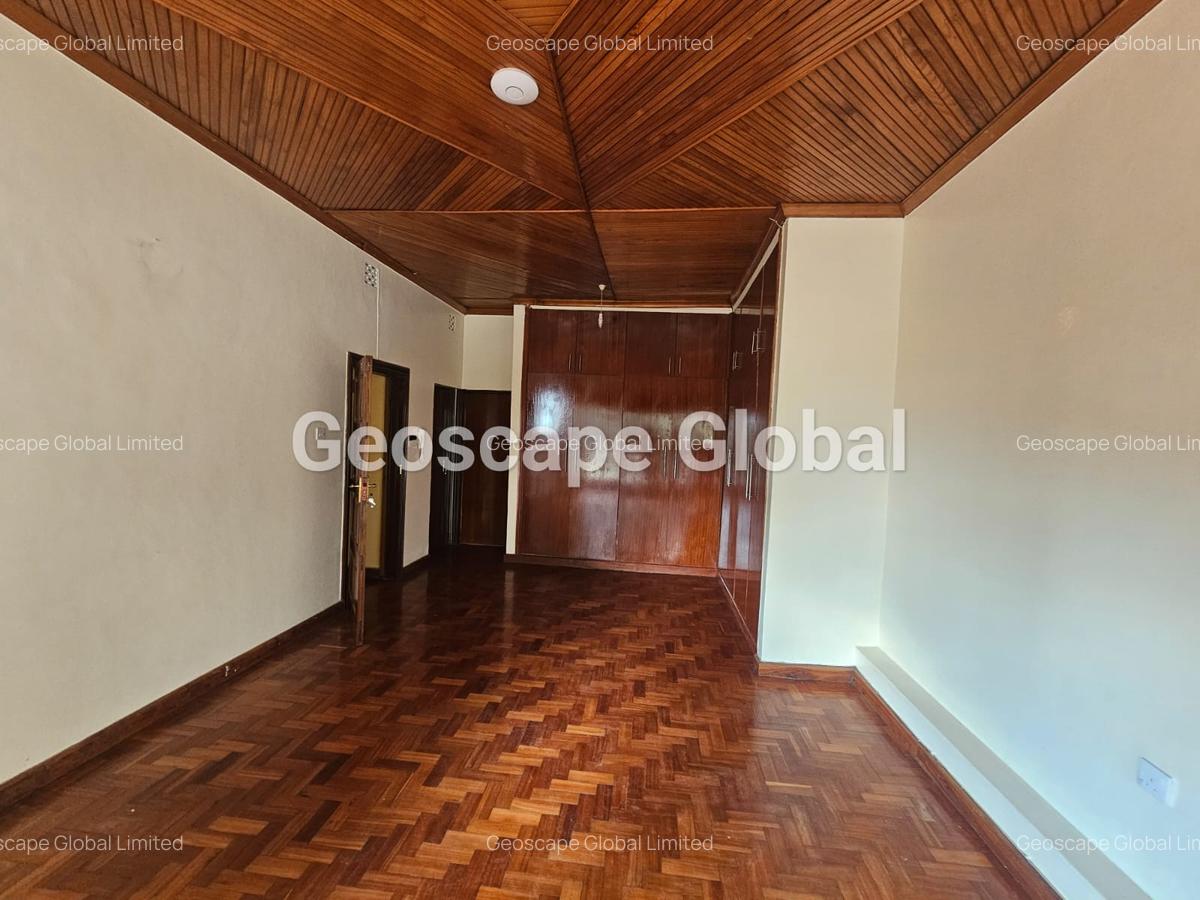 4 Bed House with En Suite in Rosslyn - 5