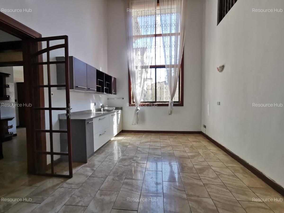 4 Bed Townhouse with En Suite at Off Brook House Drive - 2