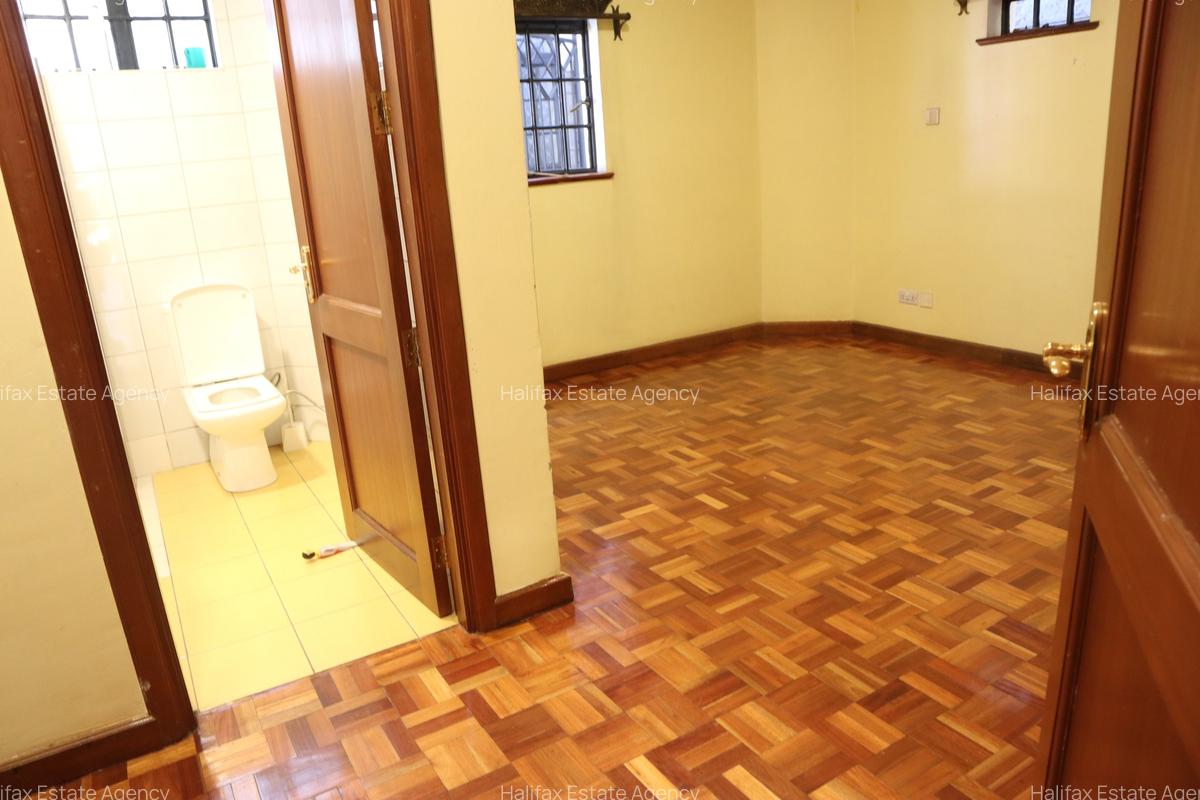 5 Bed Villa with En Suite in Brookside - 6