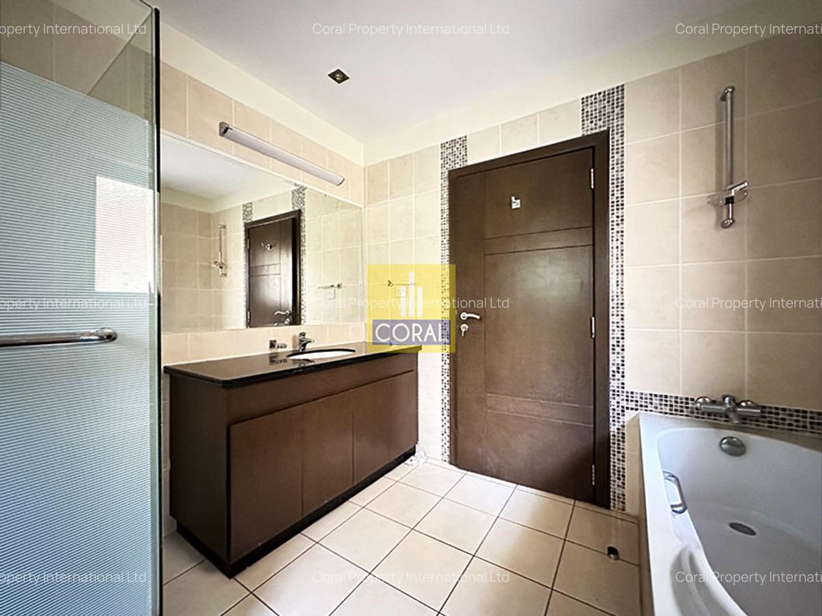 4 Bed Apartment with En Suite in Riverside - 11