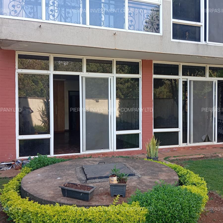 5 Bed Townhouse with En Suite in Lavington - 3