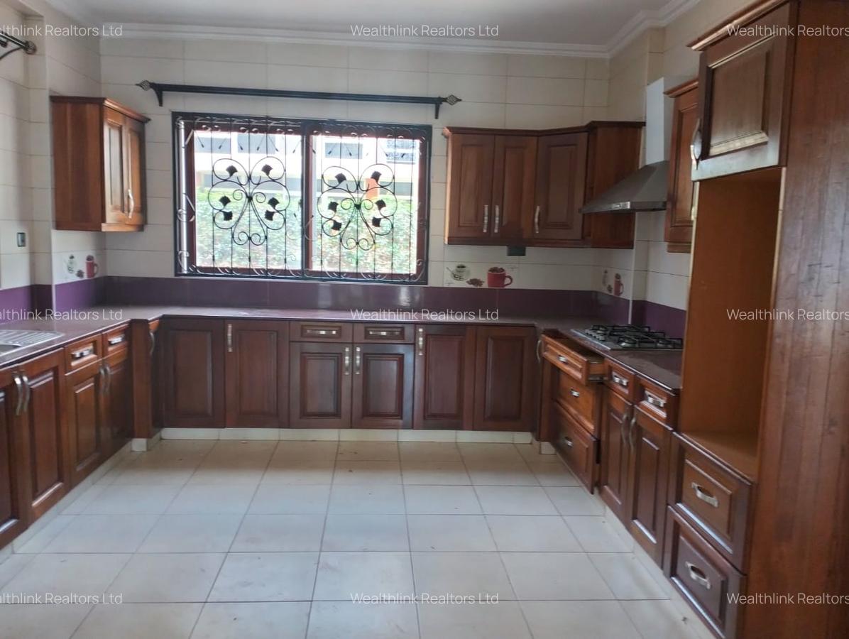 5 Bed Townhouse with En Suite at Lavington - 7