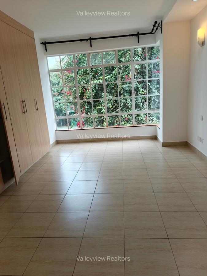3 Bed Apartment with En Suite at Lavington - 4