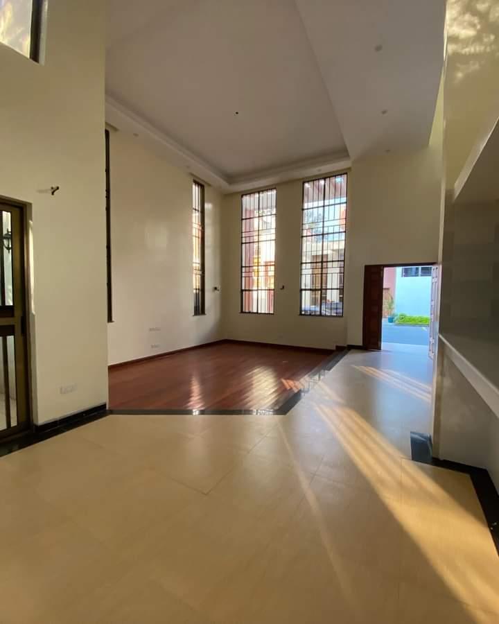 5 Bed Townhouse with En Suite in Lavington - 2