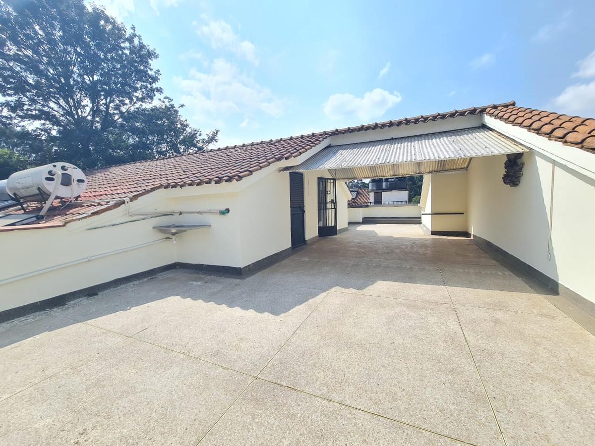 4 Bed Townhouse with En Suite at Brookside Drive - 17