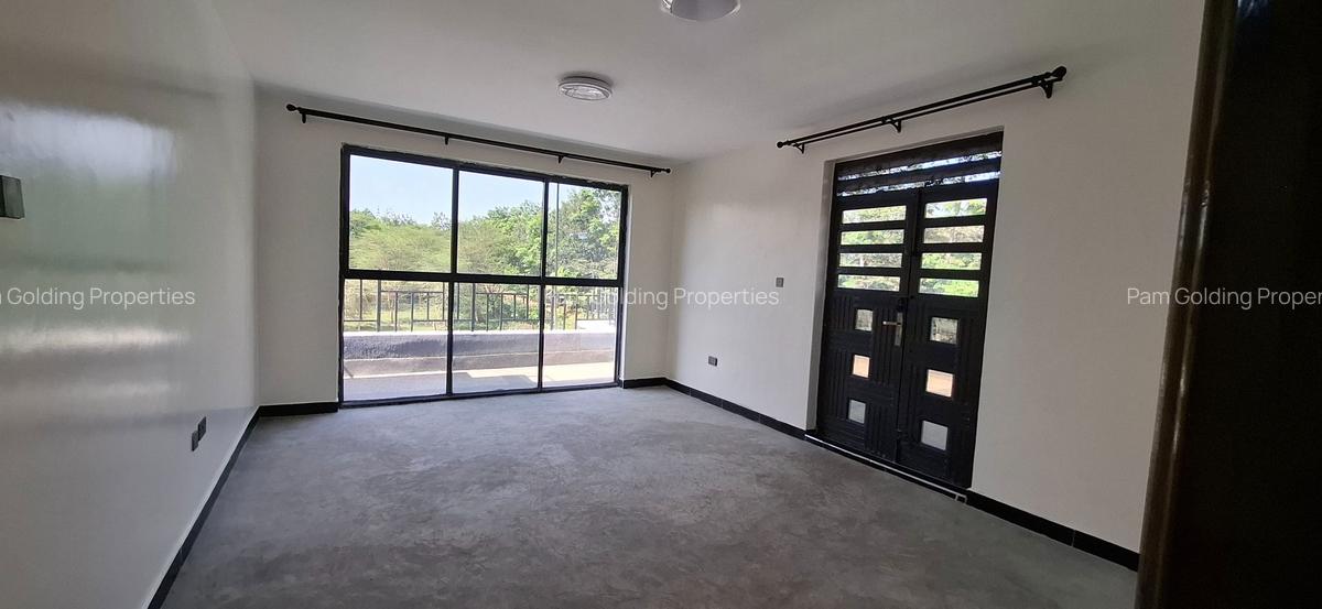 5 Bed Townhouse with En Suite at Safari Park - 3