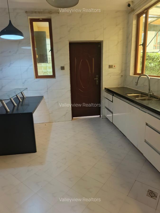 5 Bed Townhouse with En Suite at Lavington - 3