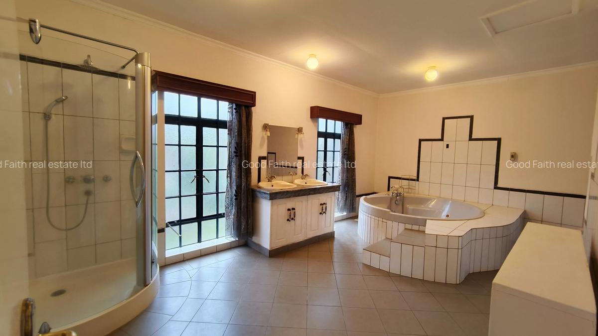 5 Bed House with En Suite in Runda - 14