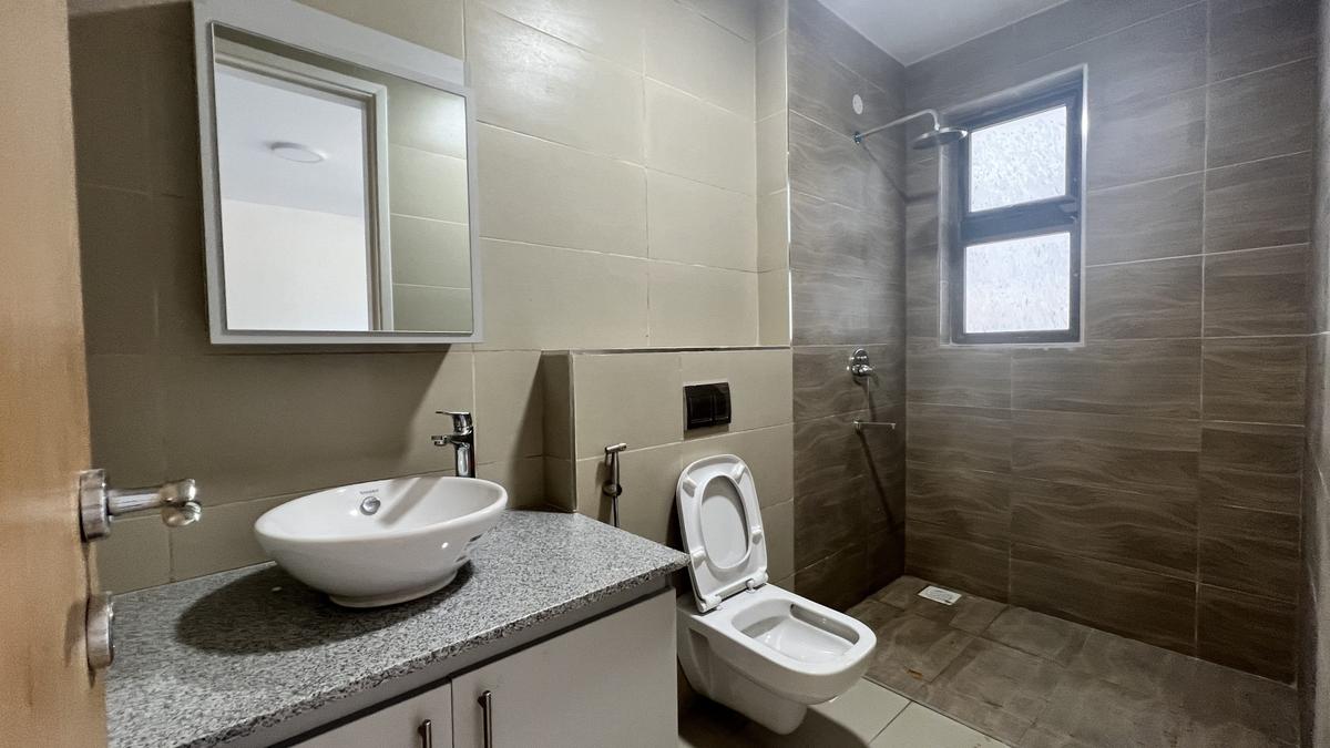 Serviced 2 Bed Apartment with En Suite at Valley Arcade - 11