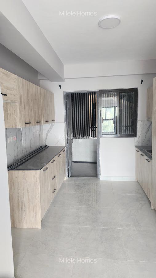 Serviced 2 Bed Apartment with En Suite at Brookside Drive - 9