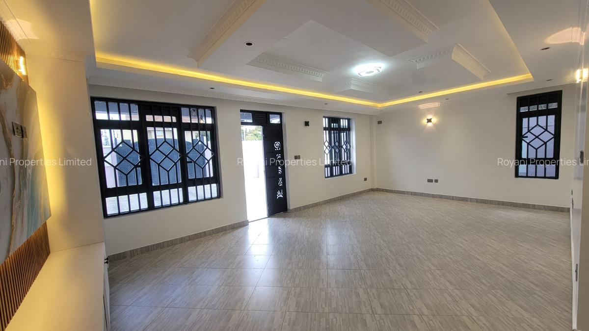 6 Bed House with En Suite in Membley - 3