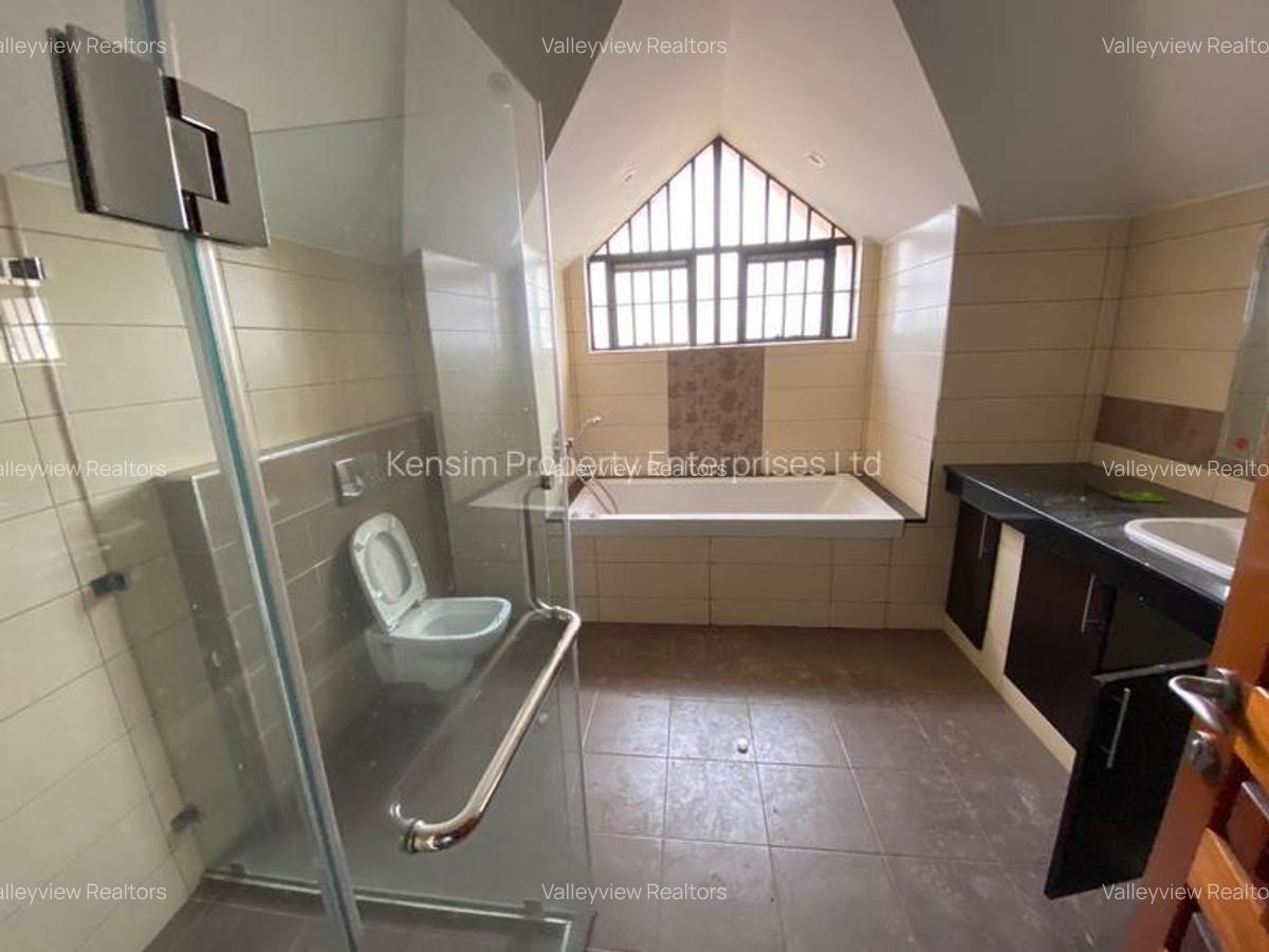 5 Bed Townhouse with En Suite at Lavington - 8