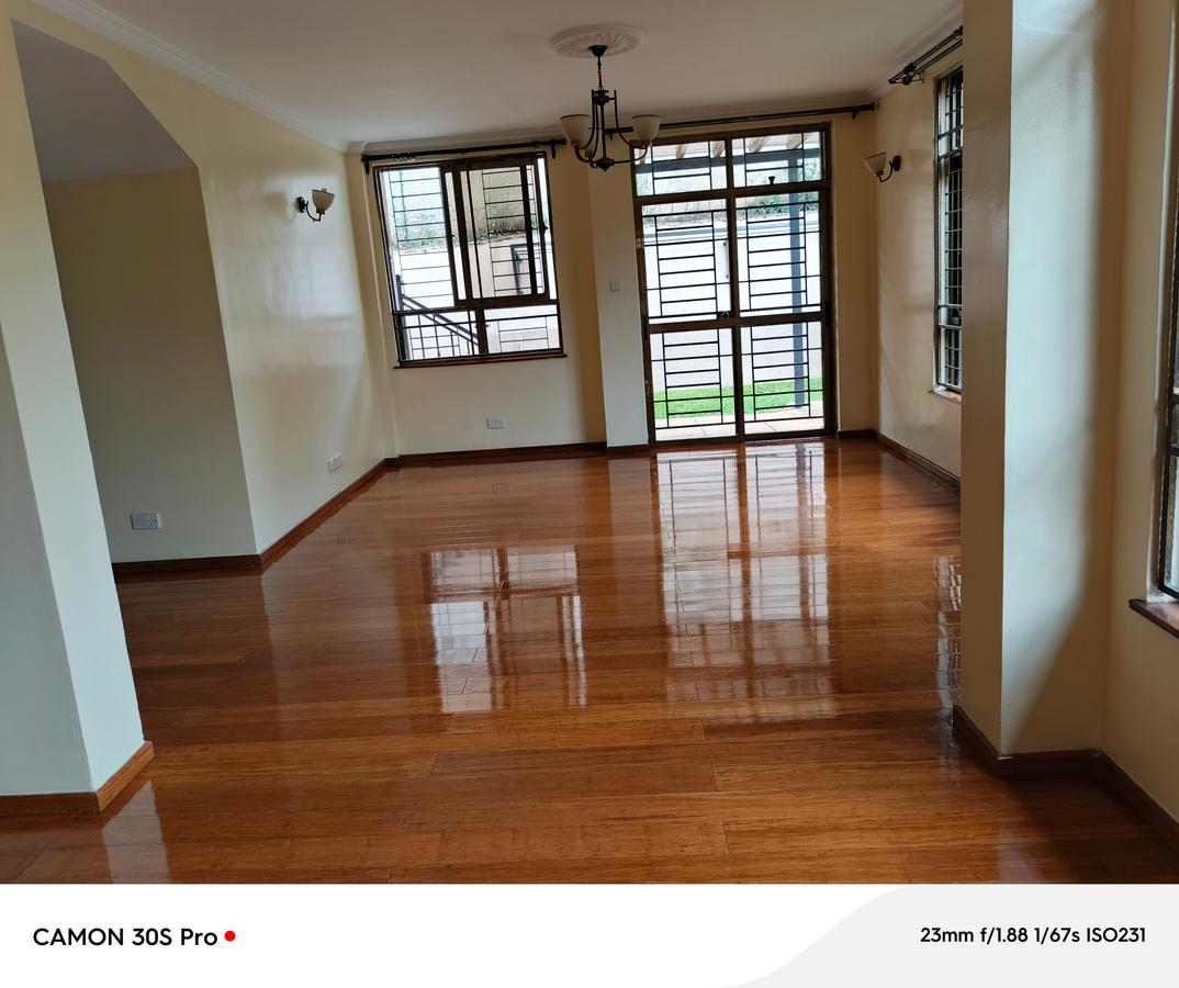5 Bed Townhouse with En Suite at Lavington - 4