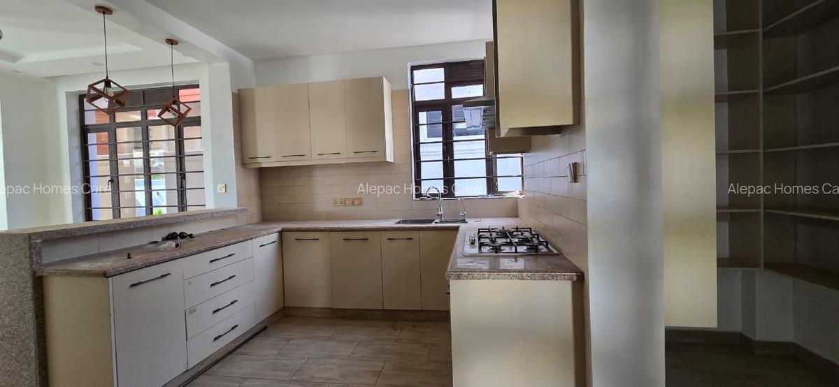 4 Bed Townhouse with En Suite in Membley - 6