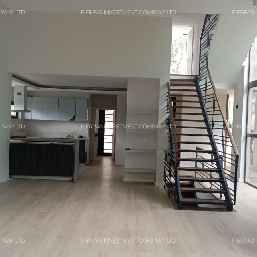 5 Bed Townhouse with En Suite in Lavington - 2