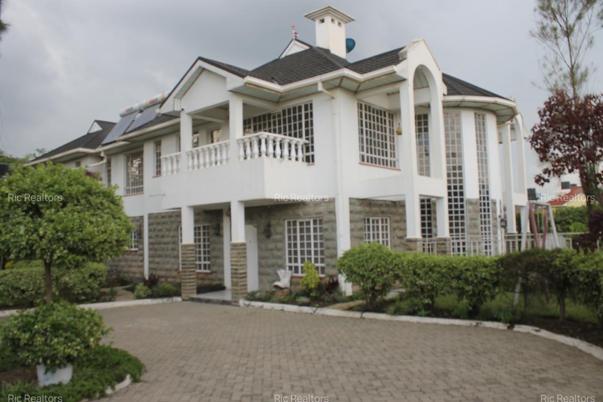 4 Bed Townhouse with En Suite at Lake Road - 2