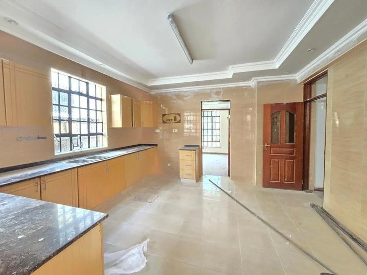 5 Bed House with En Suite in Lavington - 3