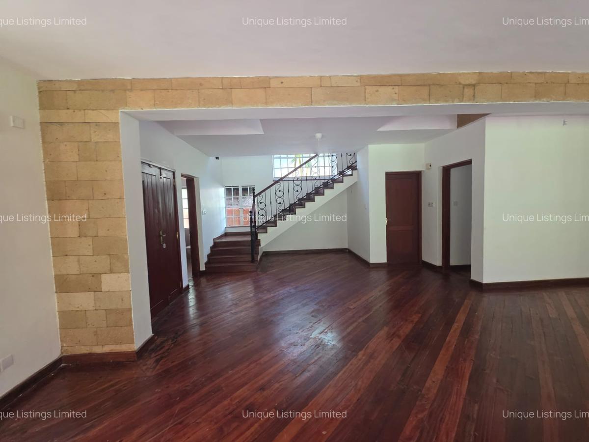 5 Bed Villa with En Suite in Rosslyn - 5