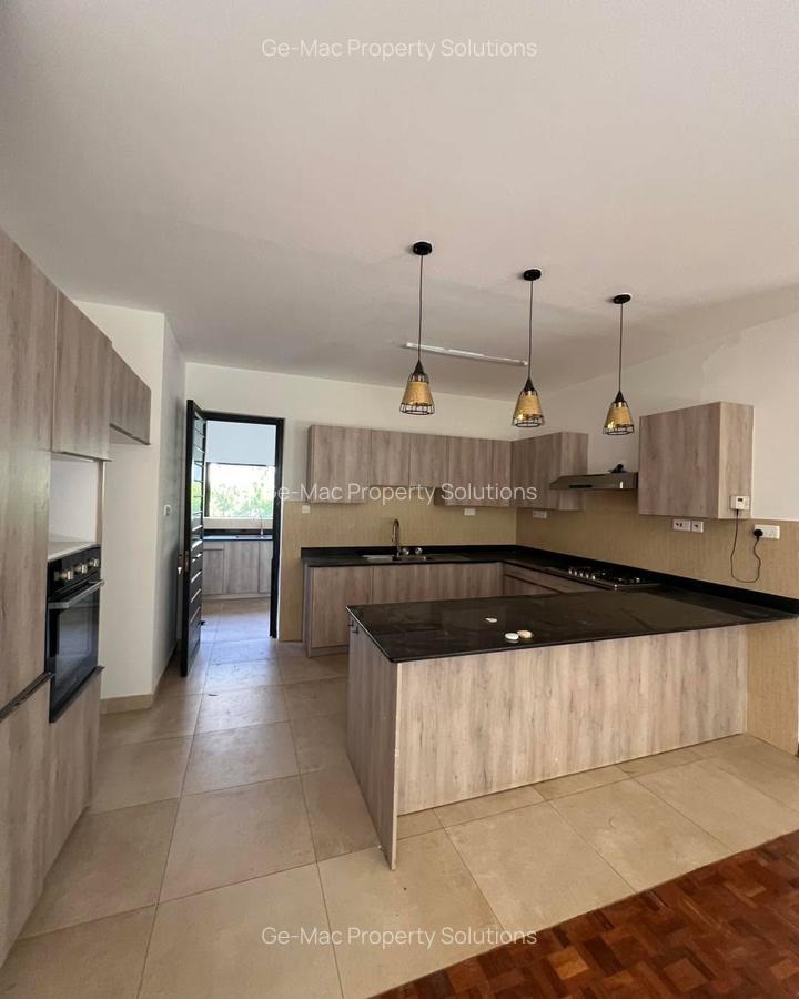 5 Bed House with En Suite in Lavington - 2