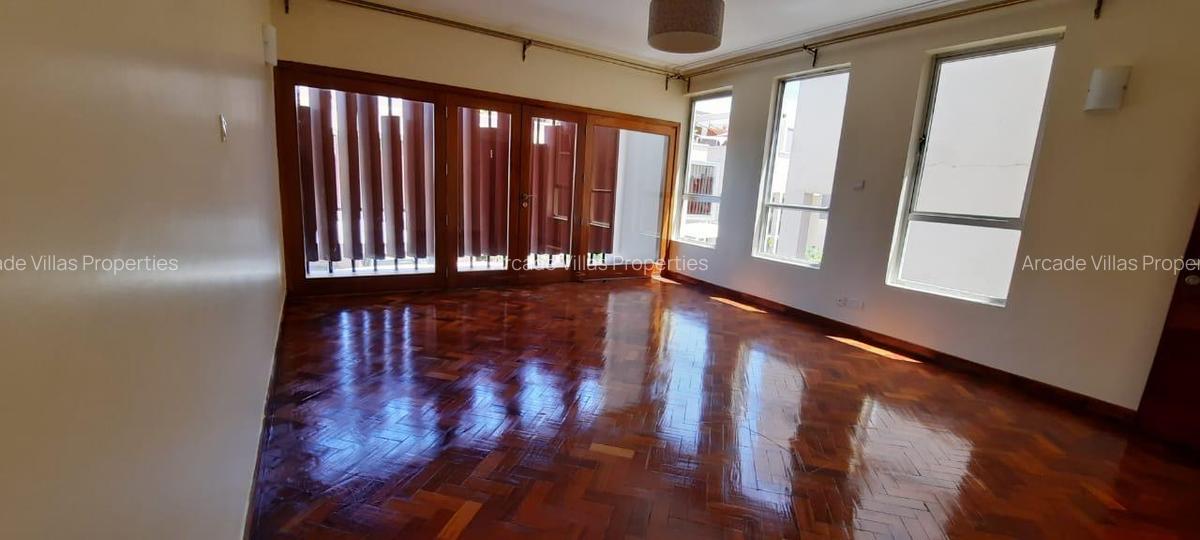 4 Bed Townhouse with En Suite at Lavington - 3