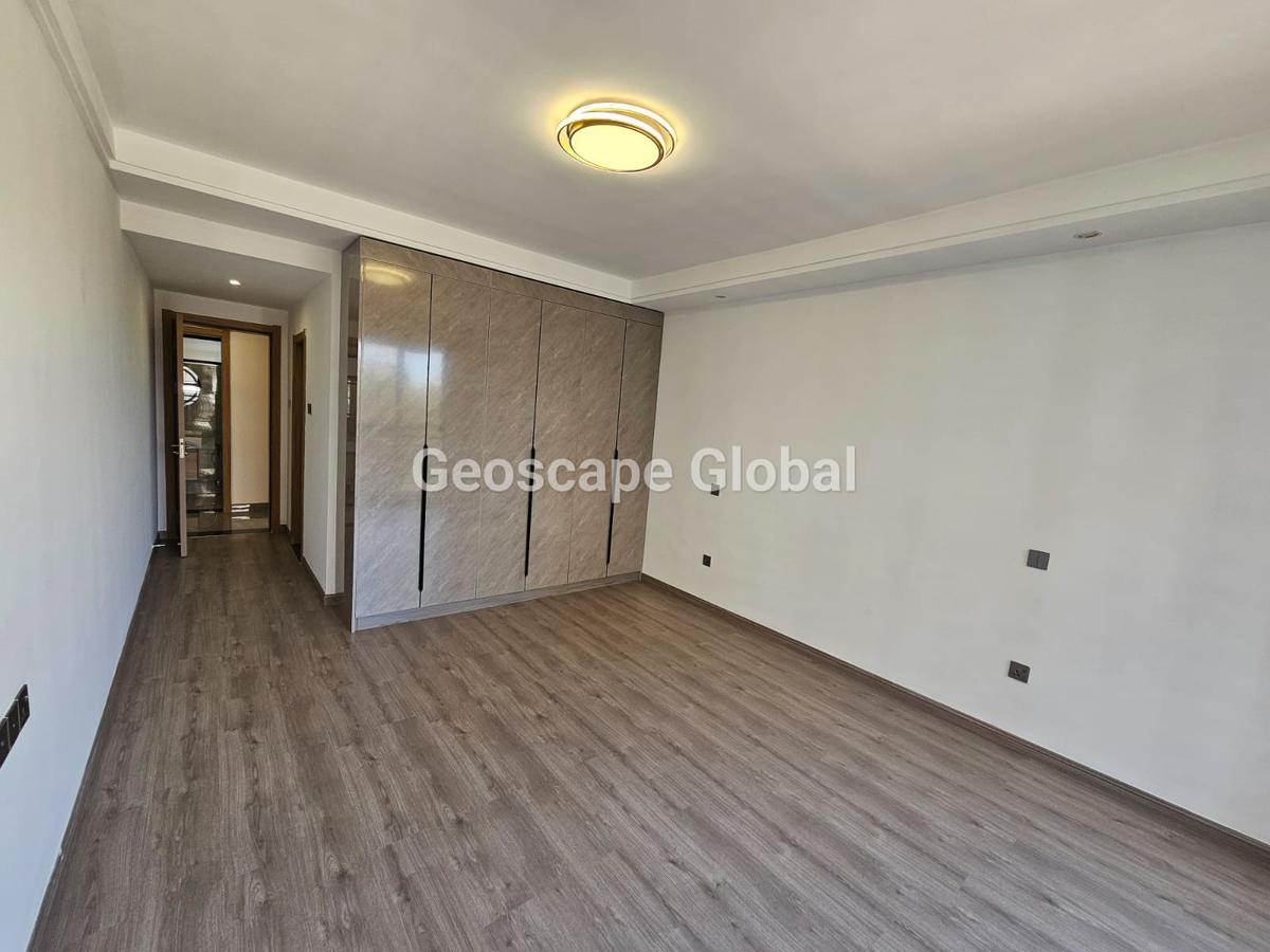 3 Bed Apartment with En Suite in Riverside - 5