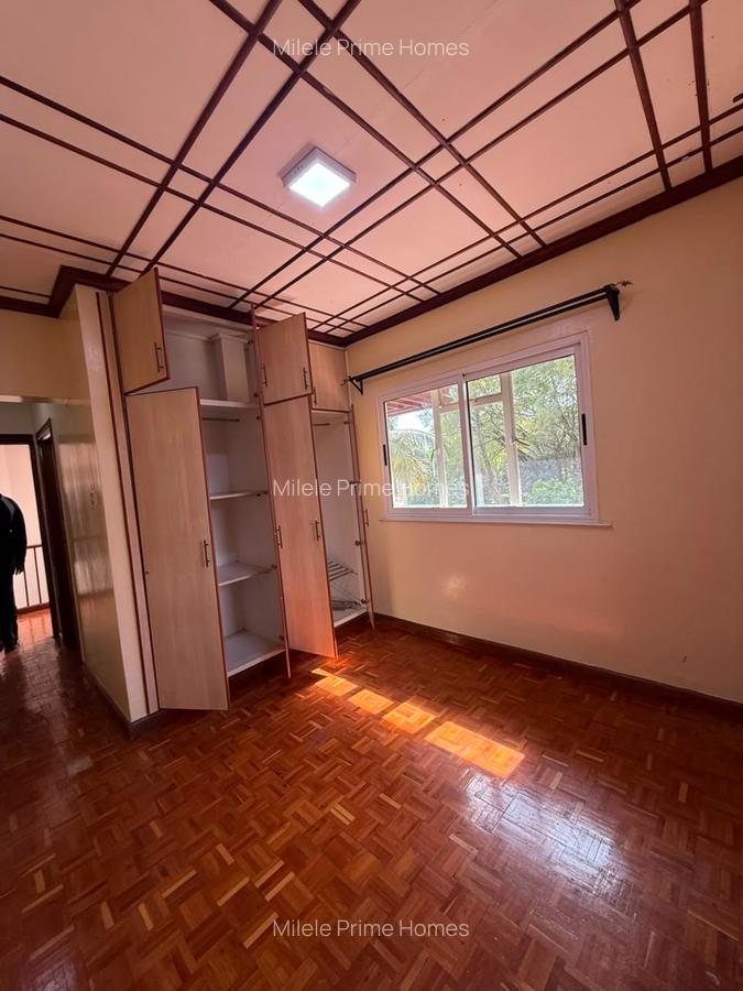 4 Bed Villa with En Suite at Lavington - 16