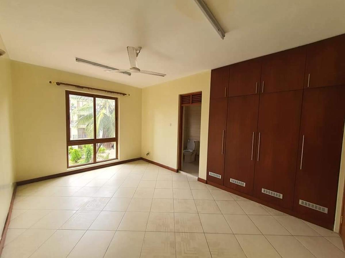 3 Bed Apartment with En Suite at Links Road - 11