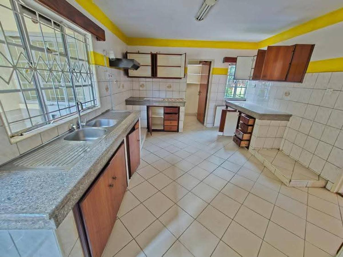 5 Bed Townhouse with En Suite at Lavington - 11