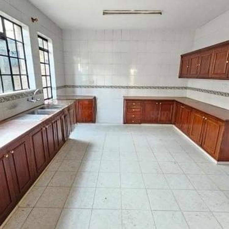 4 Bed Townhouse with En Suite at Lavington - 3