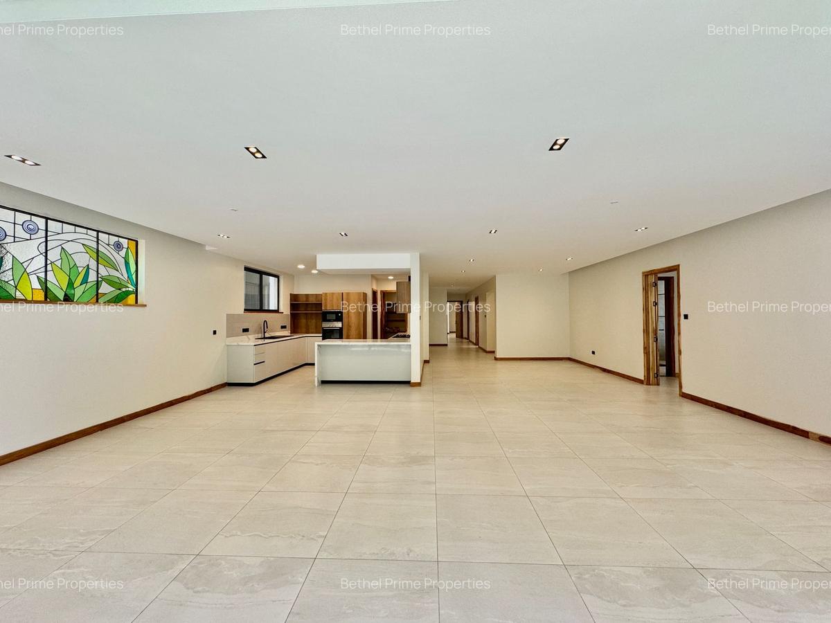 4 Bed Apartment with En Suite in Spring Valley - 1