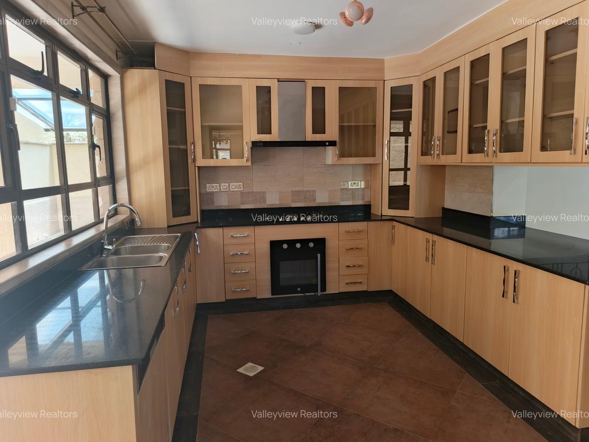 5 Bed Townhouse with En Suite at Lavington - 2