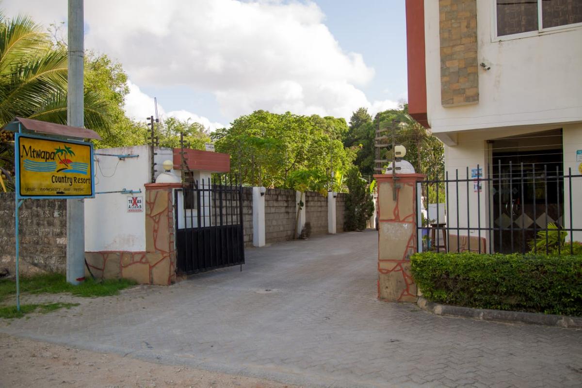 Serviced 10 Bed Apartment with En Suite in Nyali Area - 5