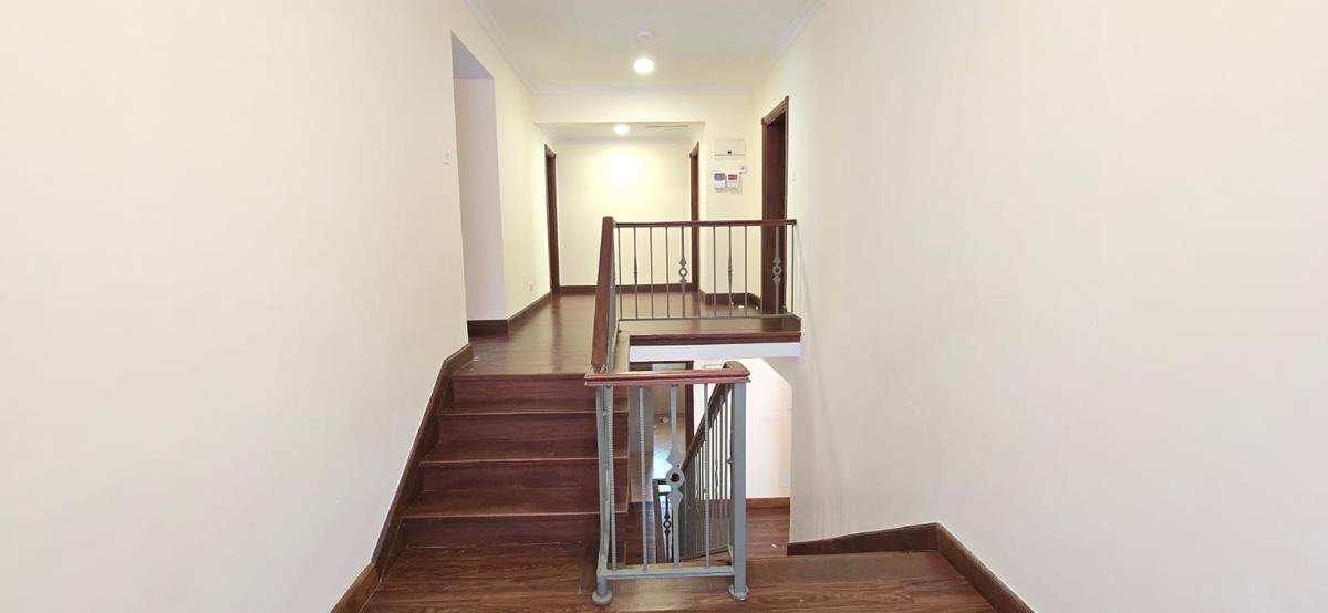 5 Bed House with En Suite in Spring Valley - 10