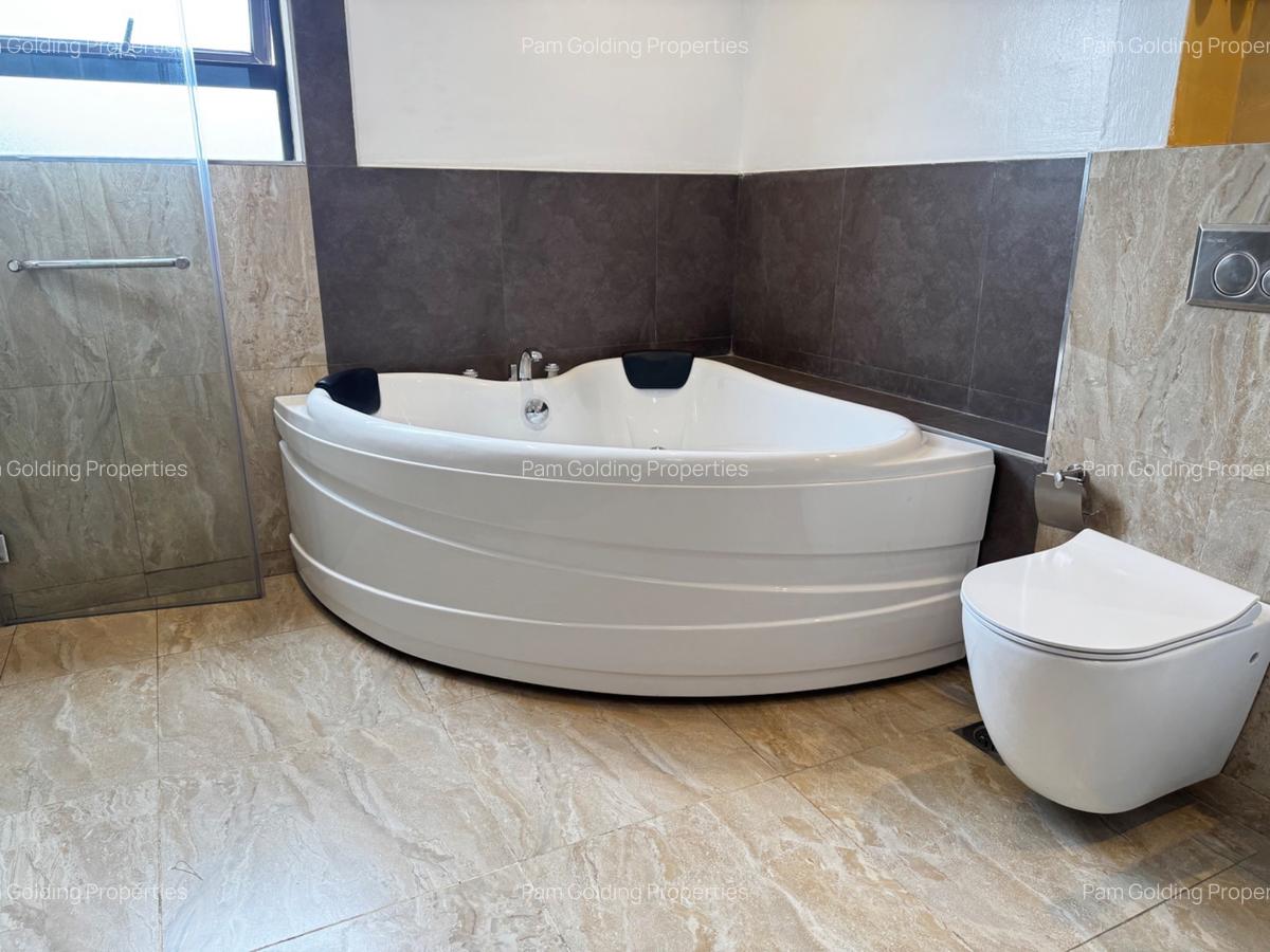 3 Bed Apartment with En Suite in Riverside - 16