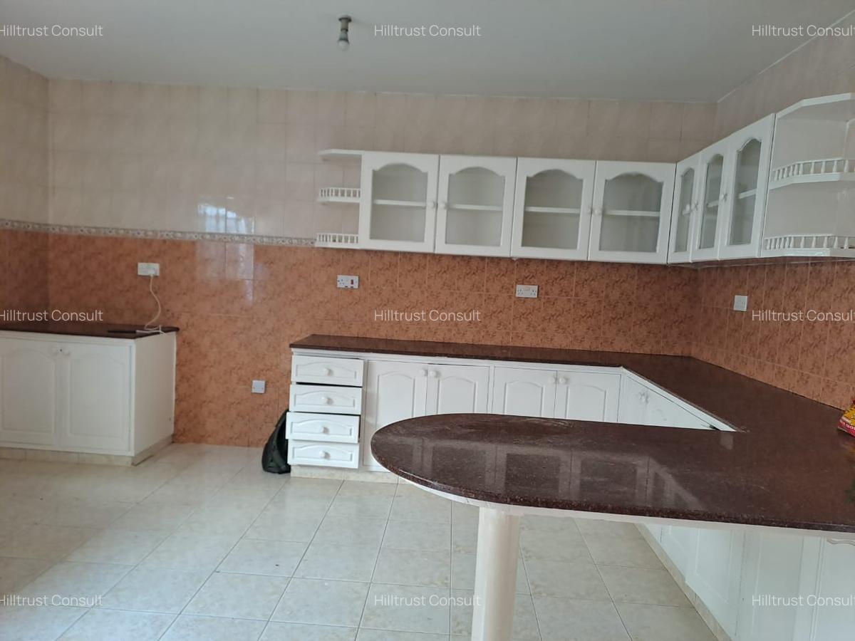 5 Bed Townhouse with En Suite in Spring Valley - 3