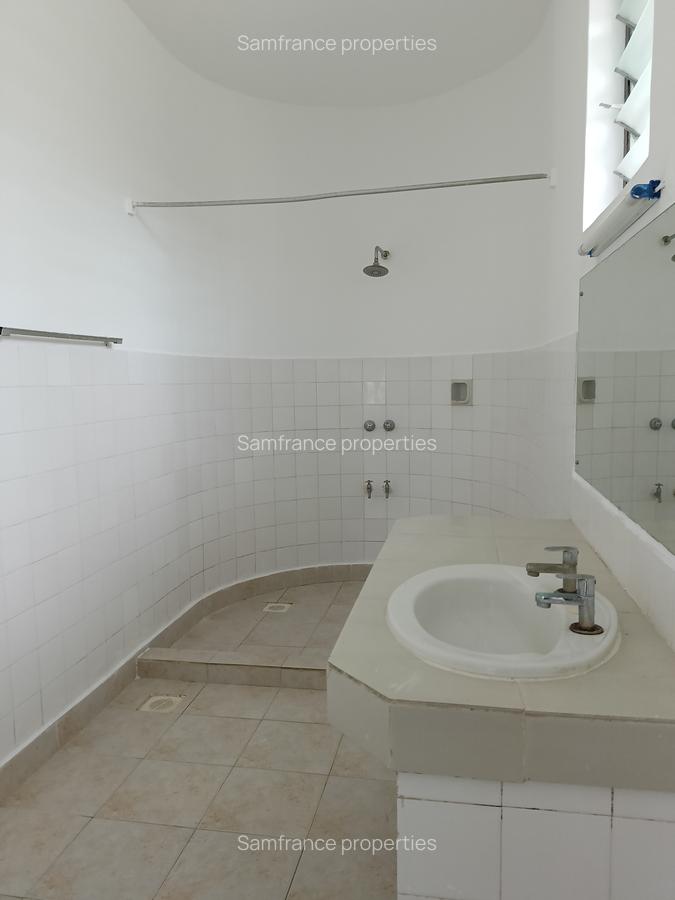 2 Bed Villa with En Suite at 3 Rd Avanue - 6