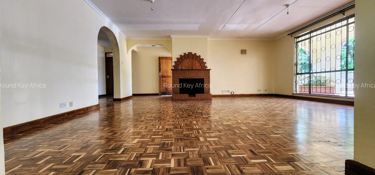 5 Bed House with En Suite in Mountain View - 2