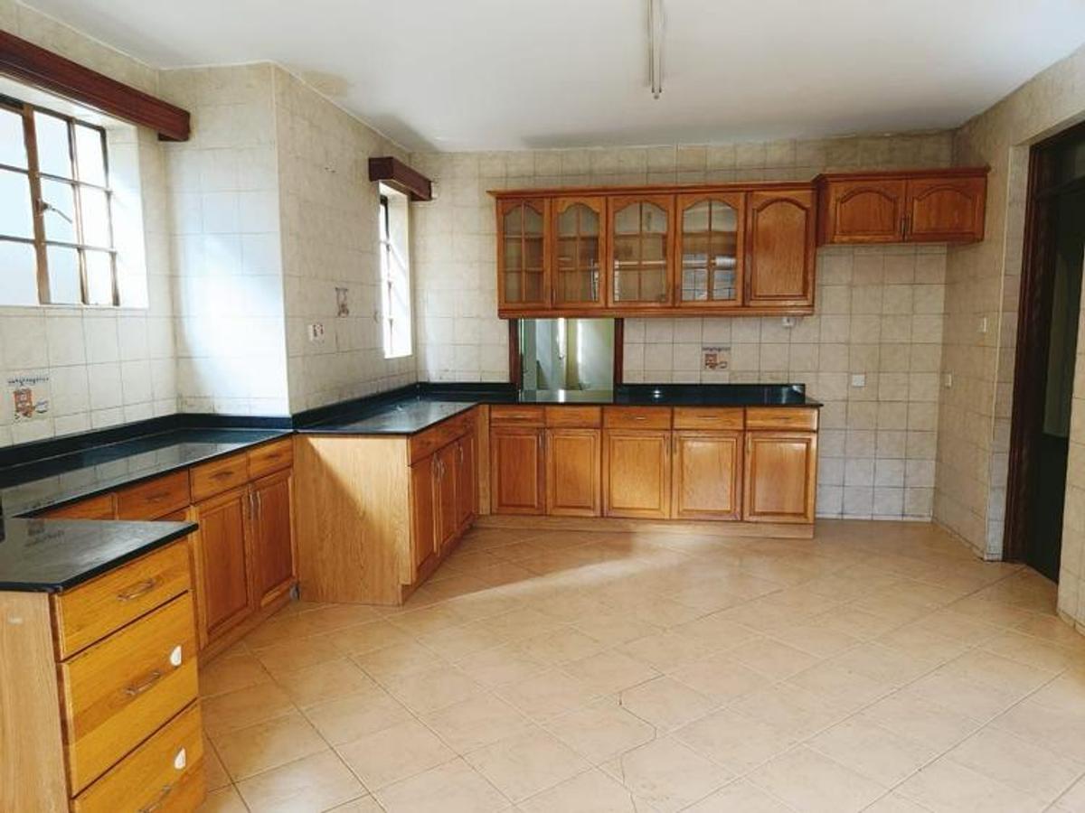 5 Bed Townhouse with En Suite at Lavington - 4