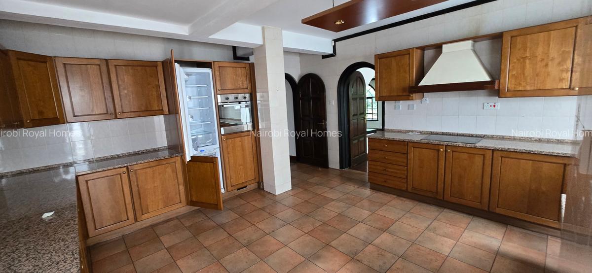 4 Bed Townhouse with En Suite at Riverside Drive - 16