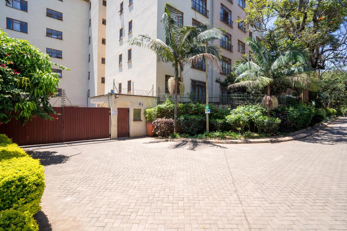 3 Bed Apartment with En Suite in Westlands Area - 16